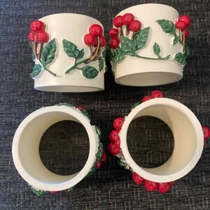 Unbranded Napkin Rings Set of 4 White Red Green Excellent Christmas‎ Berries